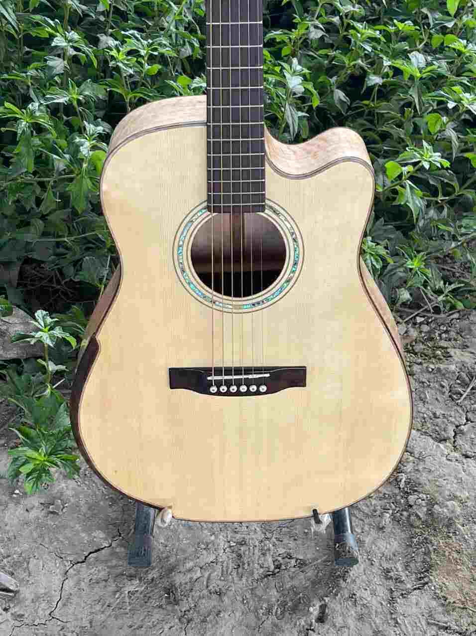 GUITAR ACOUSTIC GỖ CÒNG CƯỜM DÁNG D KHUYẾT VÁT TAY