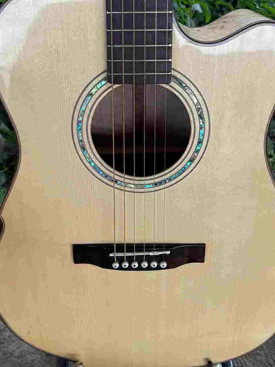 GUITAR ACOUSTIC GỖ CÒNG CƯỜM DÁNG D KHUYẾT VÁT TAY