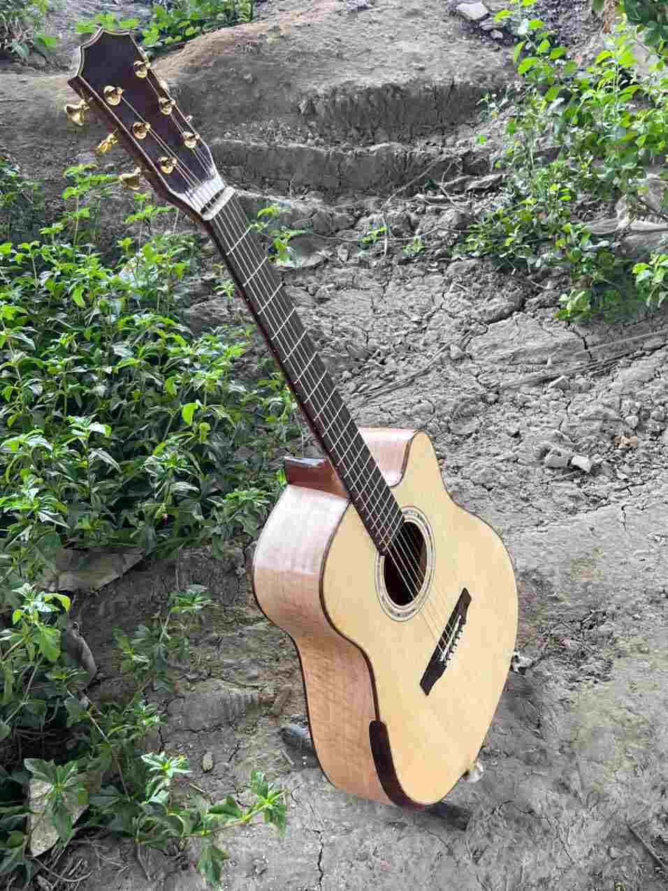 GUITAR ACOUSTIC GỖ CÒNG CƯỜM DÁNG D KHUYẾT VÁT TAY