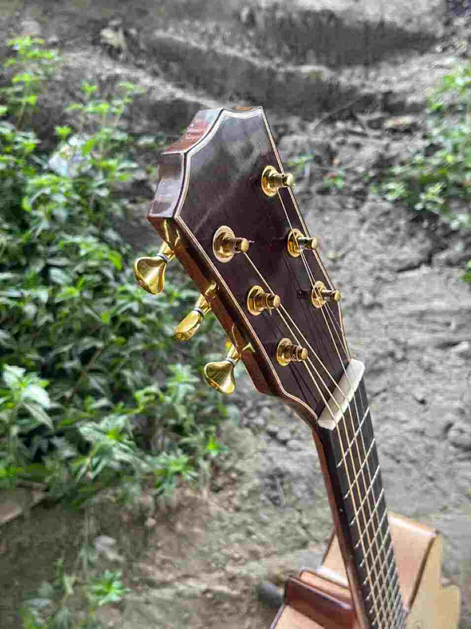 GUITAR ACOUSTIC GỖ CÒNG CƯỜM DÁNG D KHUYẾT VÁT TAY