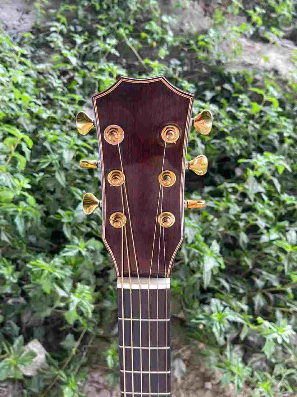 GUITAR ACOUSTIC GỖ CÒNG CƯỜM DÁNG D KHUYẾT VÁT TAY