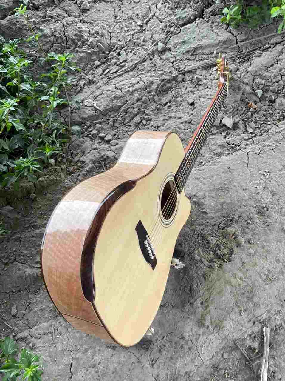 GUITAR ACOUSTIC GỖ CÒNG CƯỜM DÁNG D KHUYẾT VÁT TAY