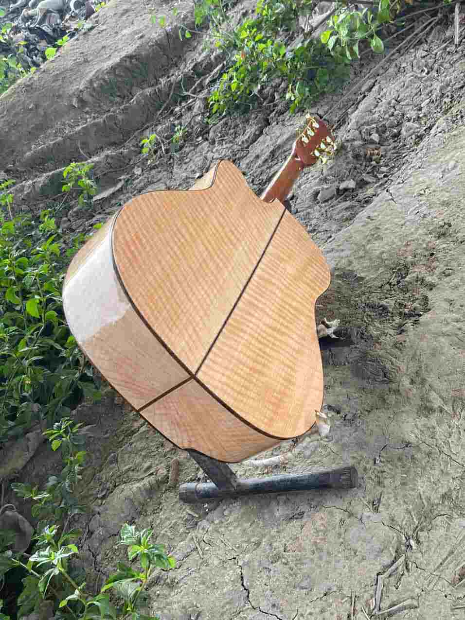 GUITAR ACOUSTIC GỖ CÒNG CƯỜM DÁNG D KHUYẾT VÁT TAY