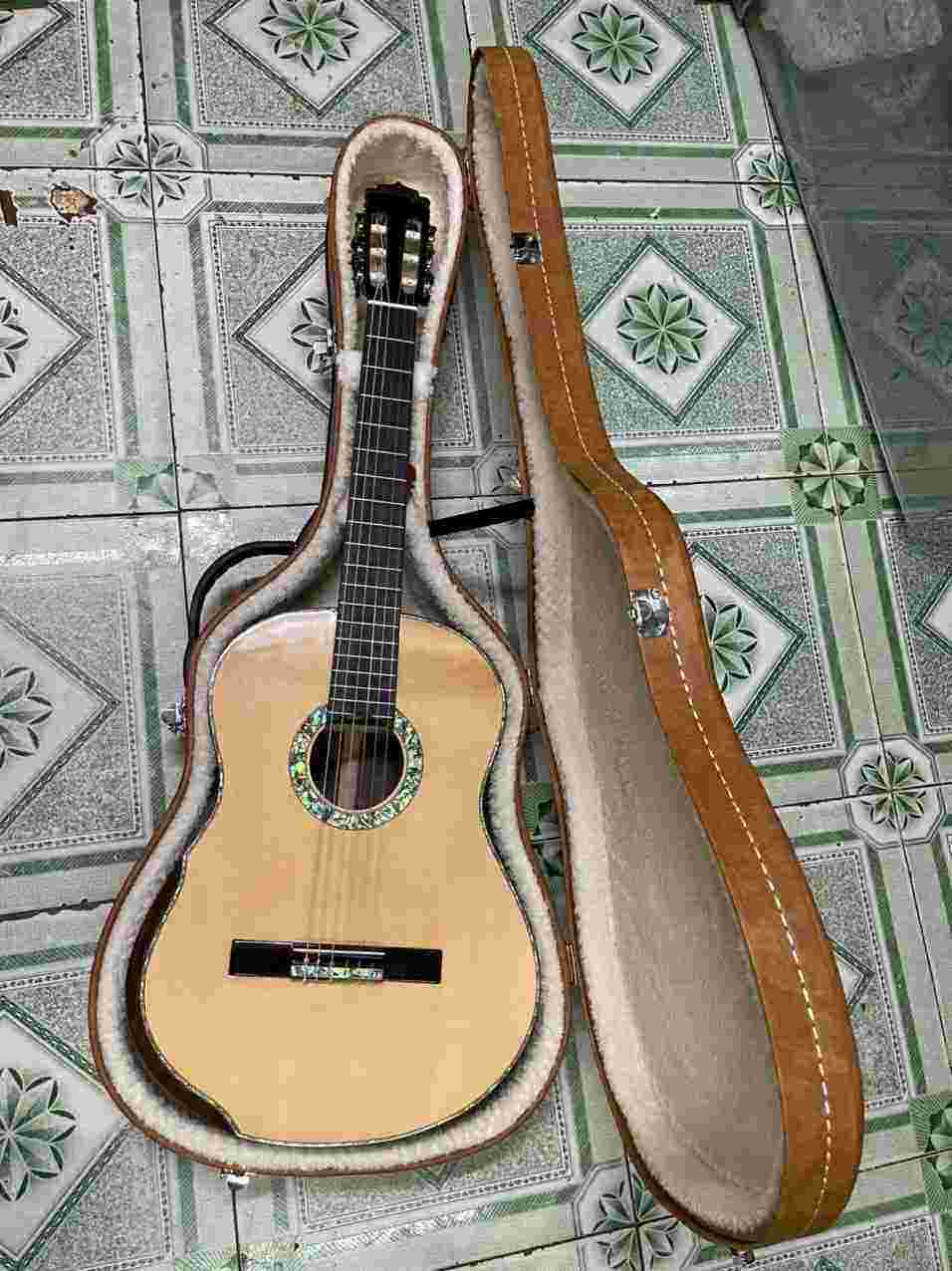 GUITAR CLASSIC TRÒN GỖ CẨM ẤN ĐỘ VÁT TAY CẨ N ỐC XÀ CỪ THẬT