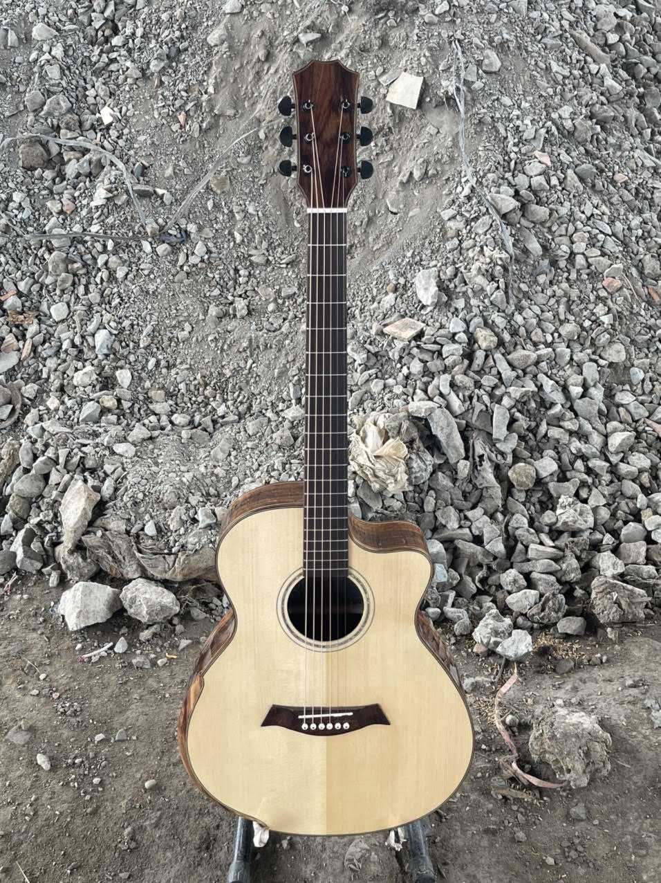 GUITAR ACOUSTIC GỖ BRAZILIAN ROSEWOOD DÁNG A KHUYẾT VÁT TAY