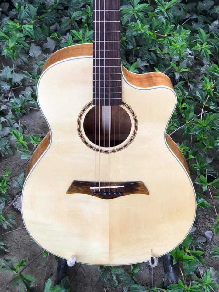 GUITAR CLASSIC KHUYẾT GỖ ĐIỆP THÙNG MỎNG