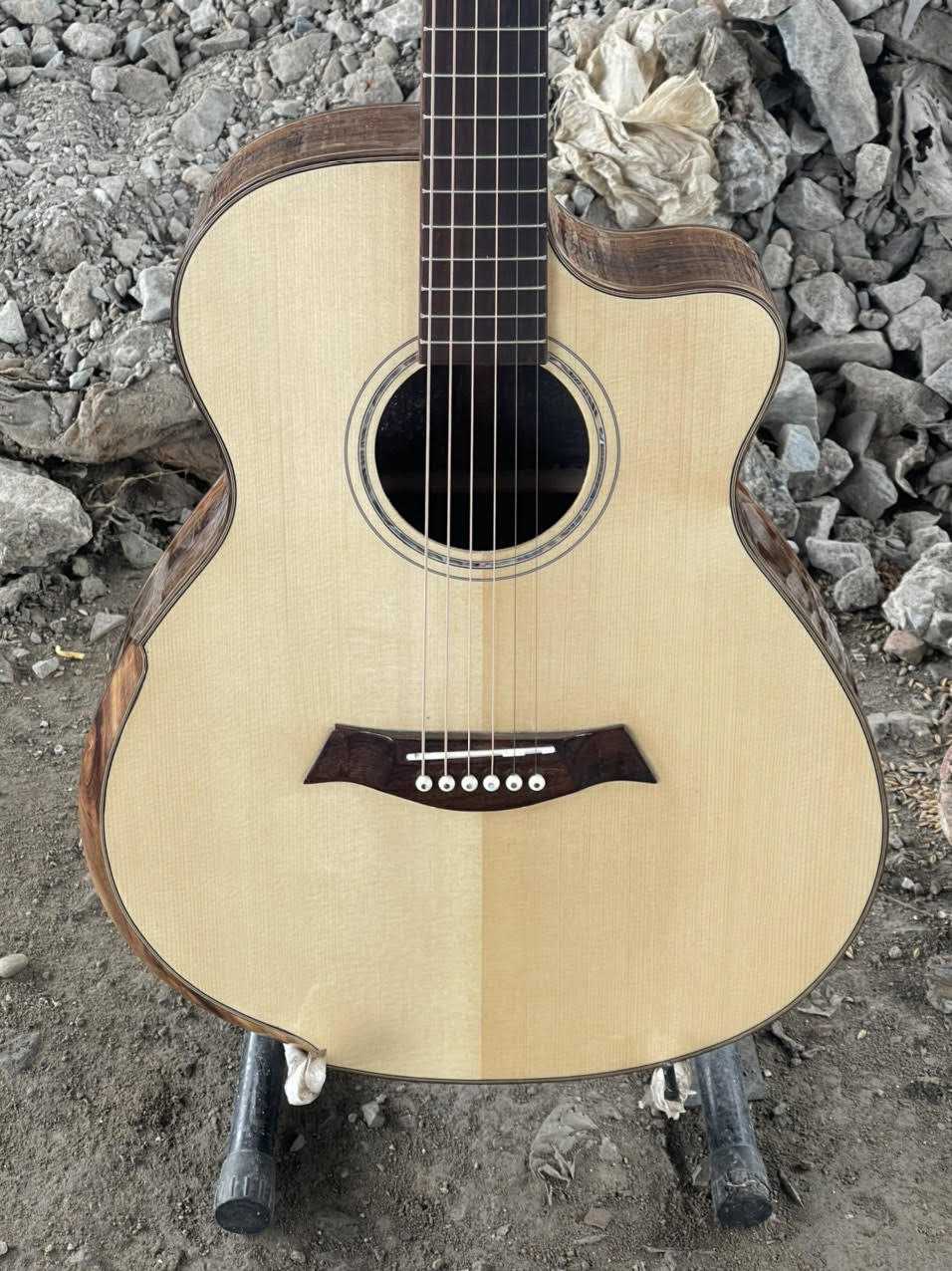 GUITAR ACOUSTIC GỖ BRAZILIAN ROSEWOOD DÁNG A KHUYẾT VÁT TAY