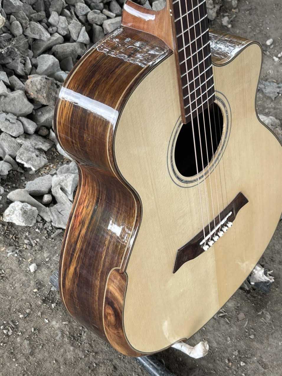 GUITAR ACOUSTIC GỖ BRAZILIAN ROSEWOOD DÁNG A KHUYẾT VÁT TAY