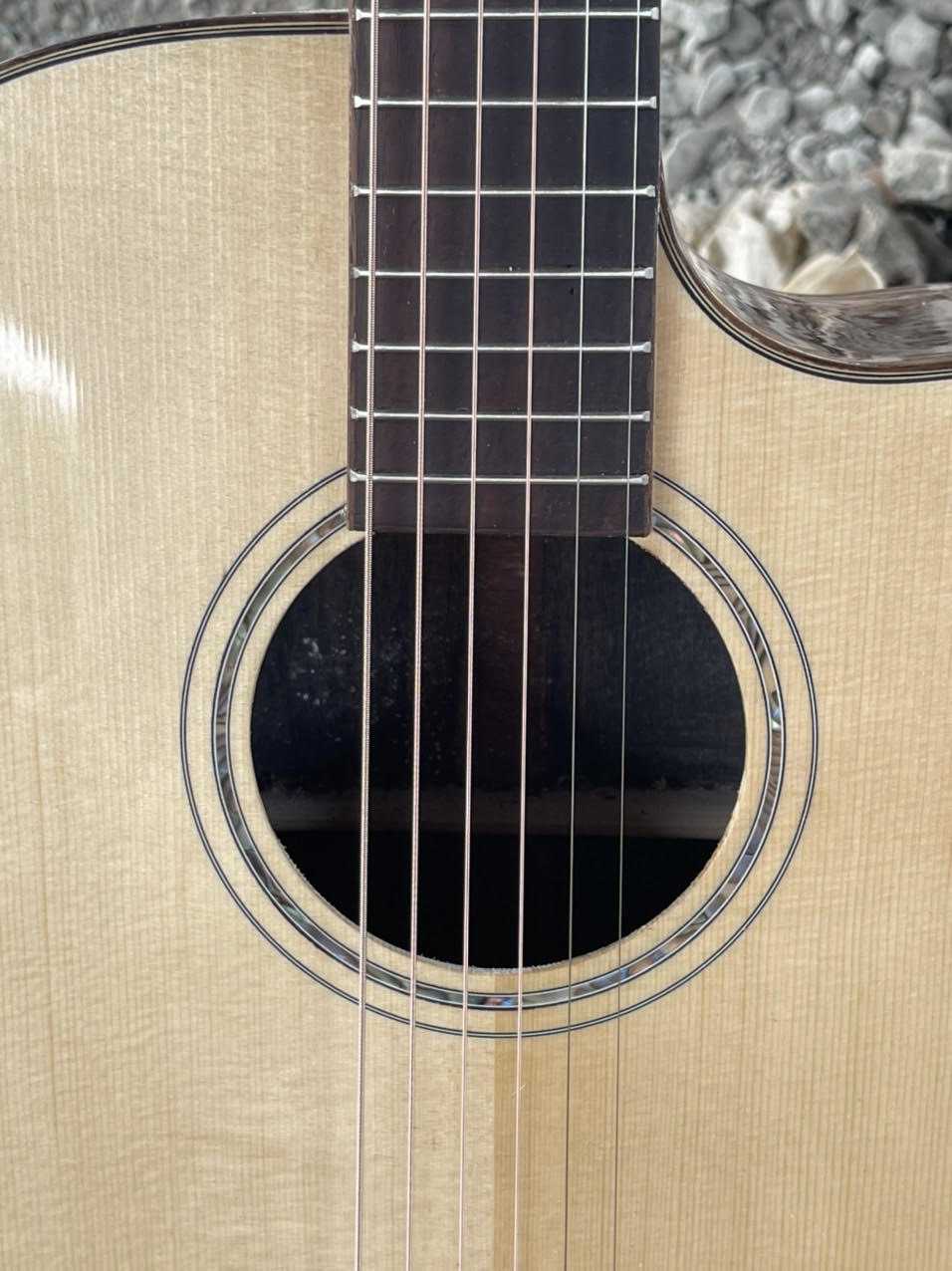 GUITAR ACOUSTIC GỖ BRAZILIAN ROSEWOOD DÁNG A KHUYẾT VÁT TAY