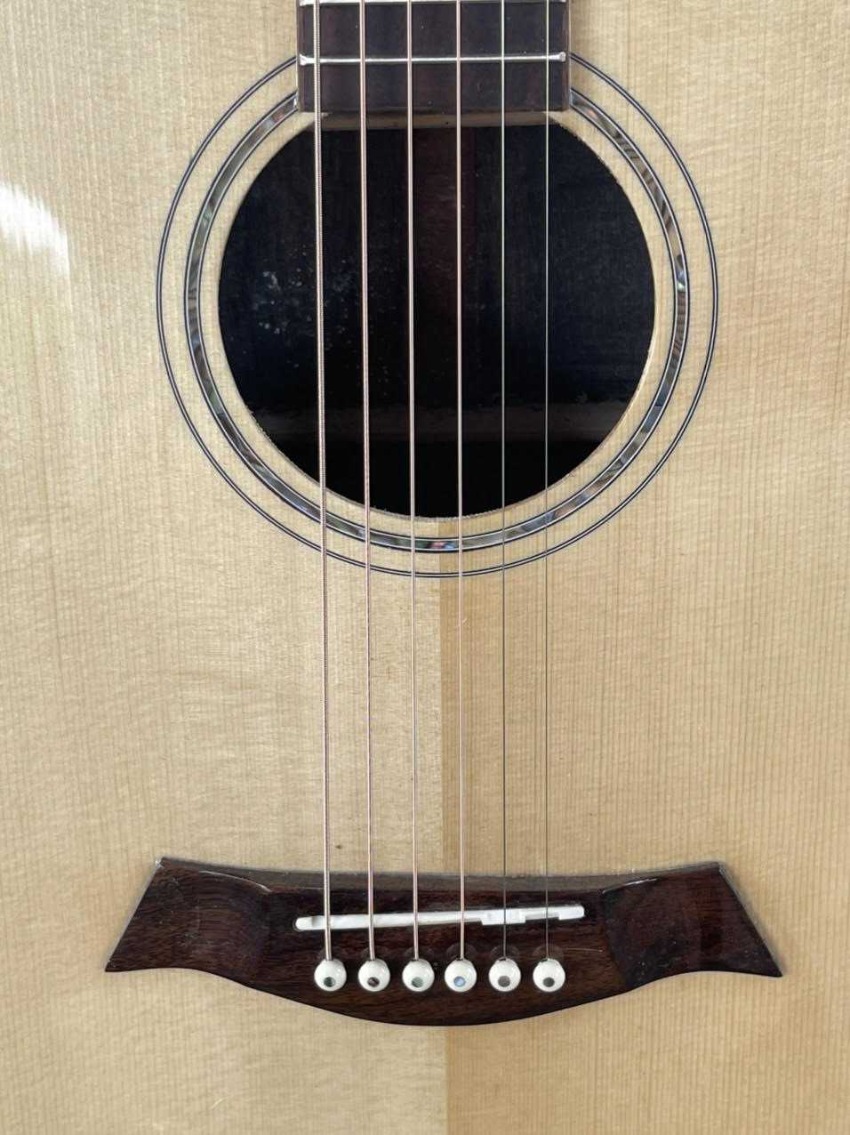 GUITAR ACOUSTIC GỖ BRAZILIAN ROSEWOOD DÁNG A KHUYẾT VÁT TAY