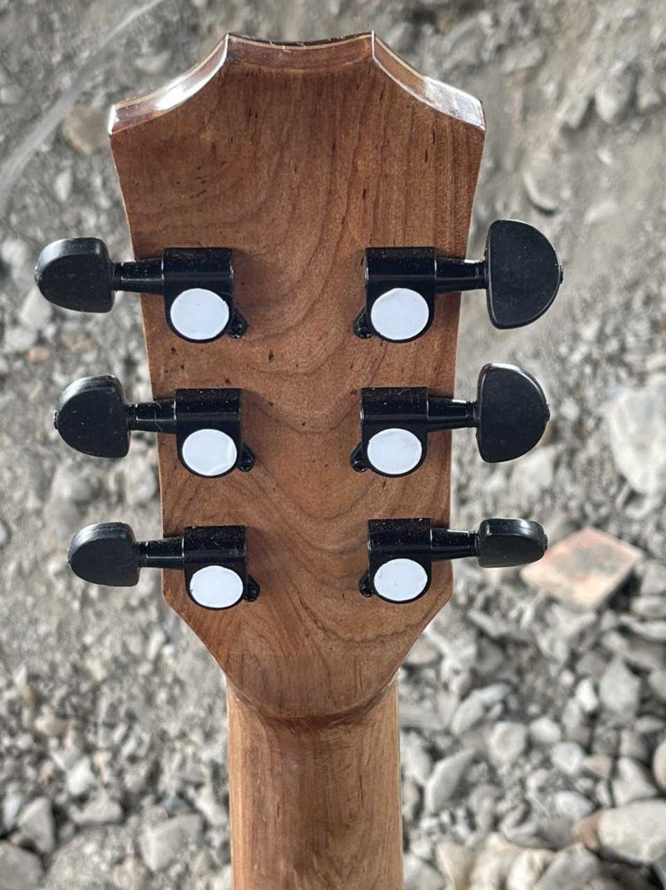 GUITAR ACOUSTIC GỖ BRAZILIAN ROSEWOOD DÁNG A KHUYẾT VÁT TAY