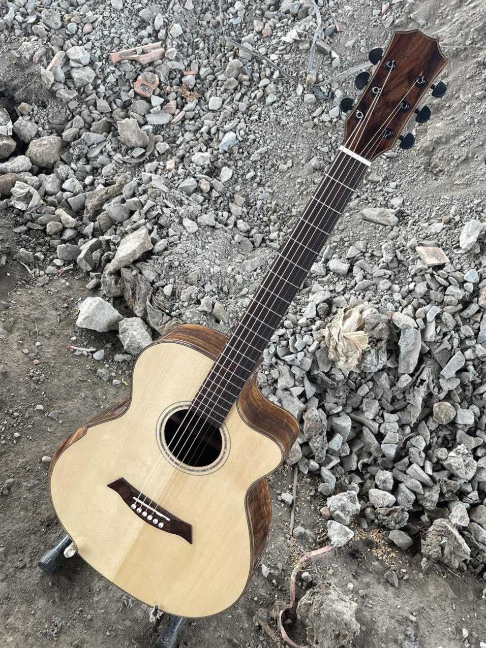 GUITAR ACOUSTIC GỖ BRAZILIAN ROSEWOOD DÁNG A KHUYẾT VÁT TAY