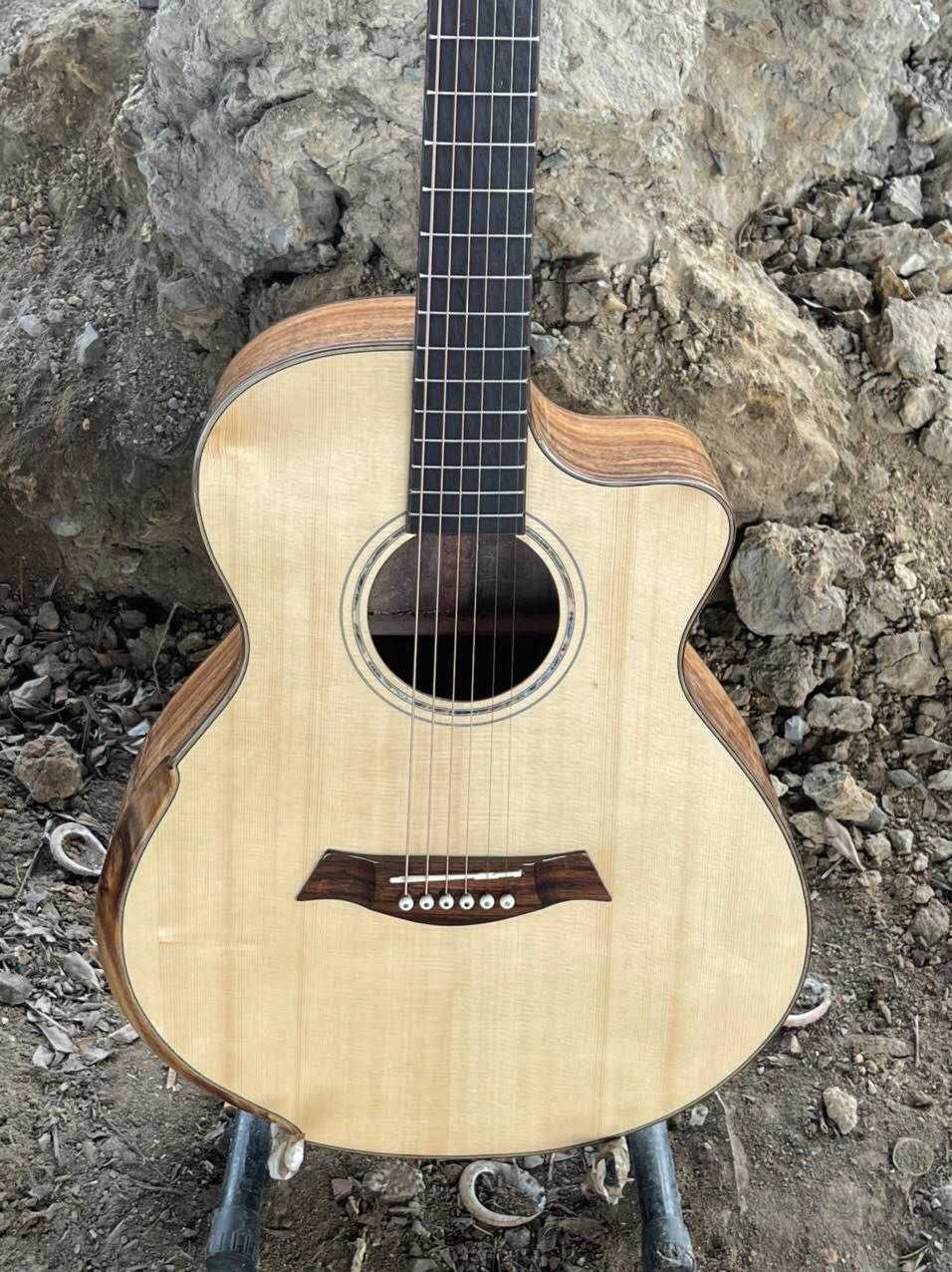 GUITAR ACOUSTIC GỖ ĐIỆP DÁNG A KHUYẾT VÁT TAY