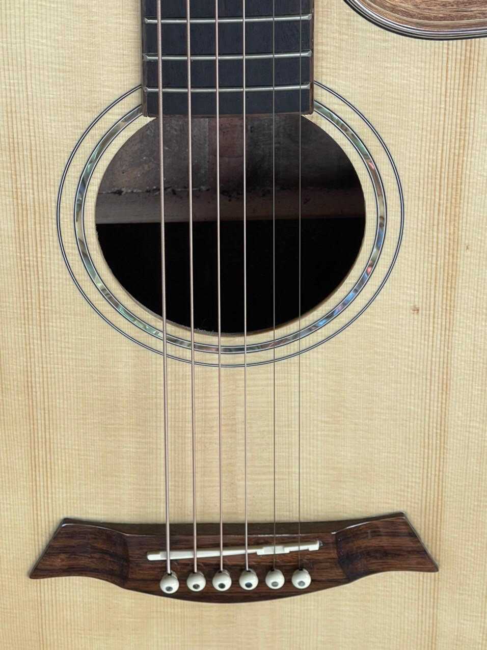 GUITAR ACOUSTIC GỖ ĐIỆP DÁNG A KHUYẾT VÁT TAY