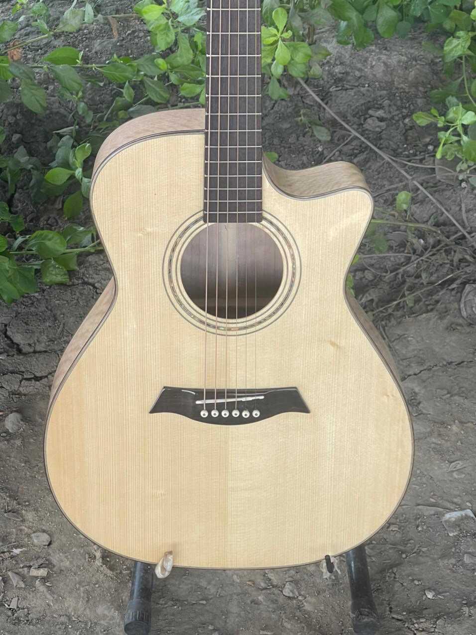 GUITAR ACOUSTIC GỖ CÒNG CƯỜM DÁNG A KHUYẾT 