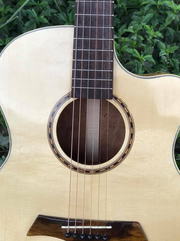 GUITAR ACOUSTIC GỖ HỒNG ĐÀO DÁNG A KHUYẾT