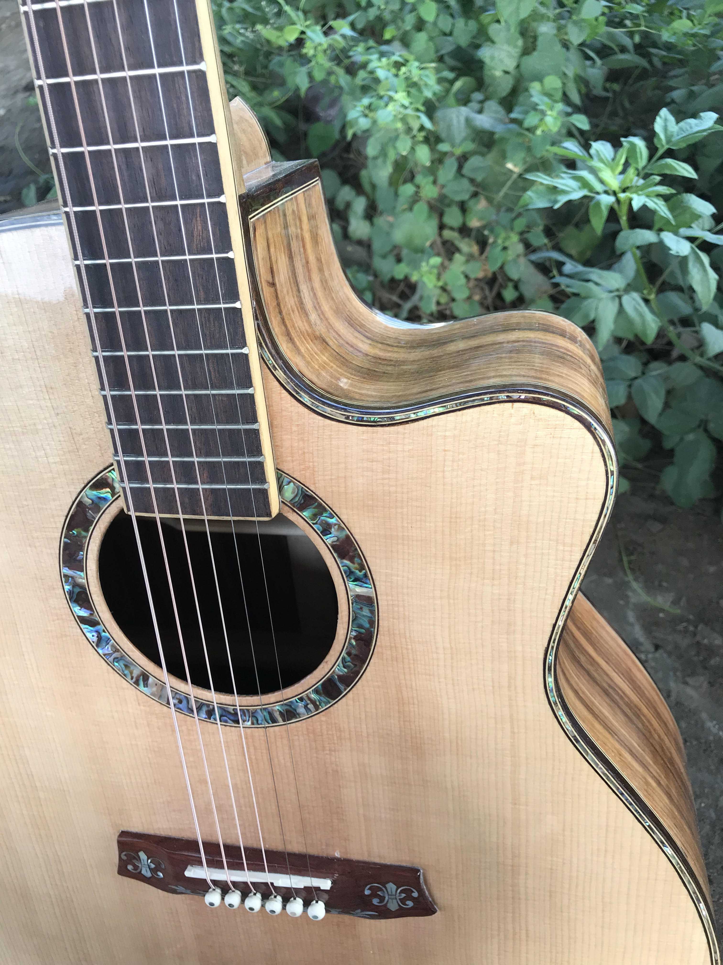 GUITAR ACOUSTIC GỖ OVANKOL DÁNG A KHUYẾT CẨN XÀ CỪ Thông số kỹ thuật: 