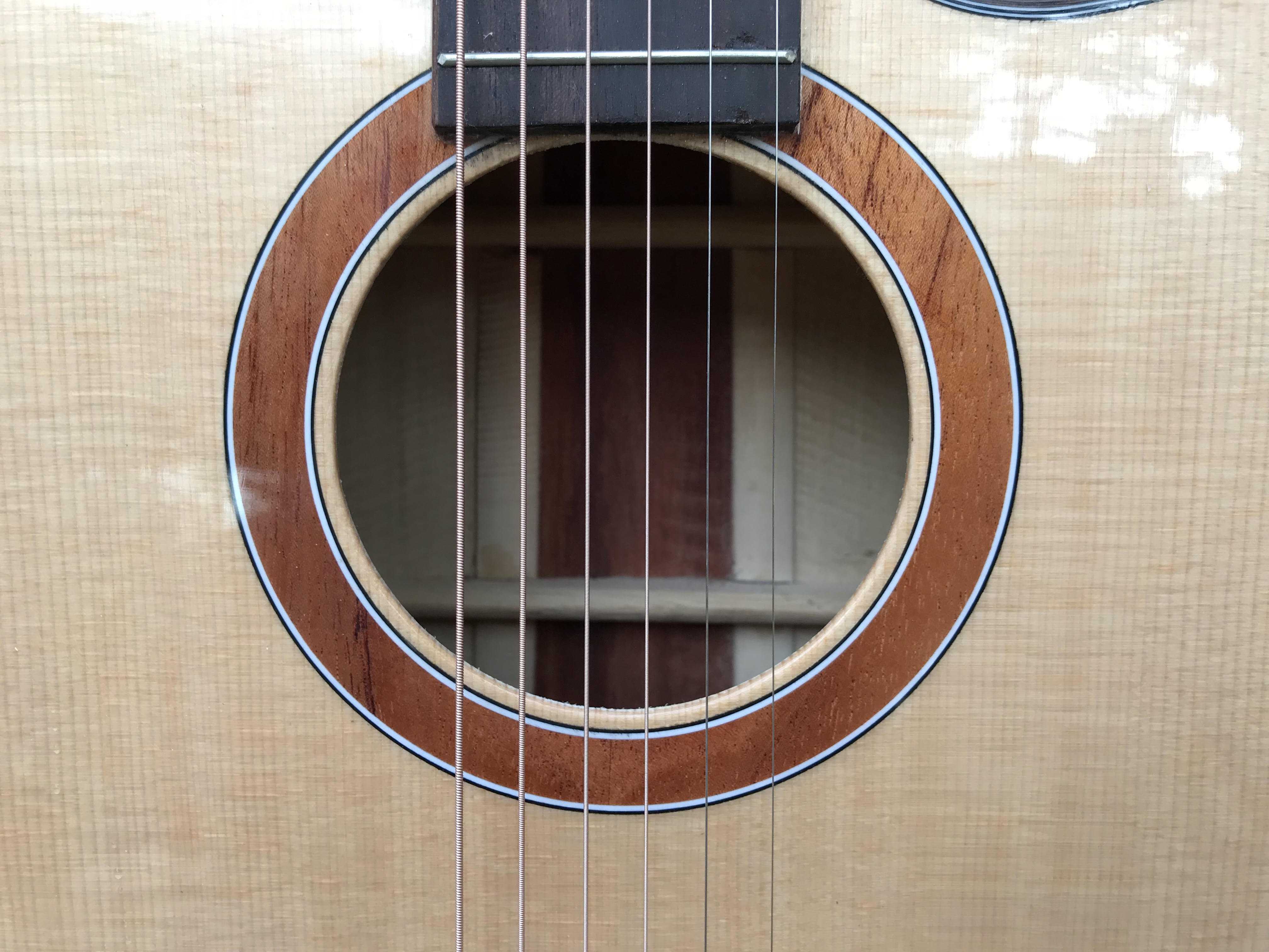 GUITAR ACOUSTIC GỖ MAPLE CƯỜM DÁNG A KHUYẾT