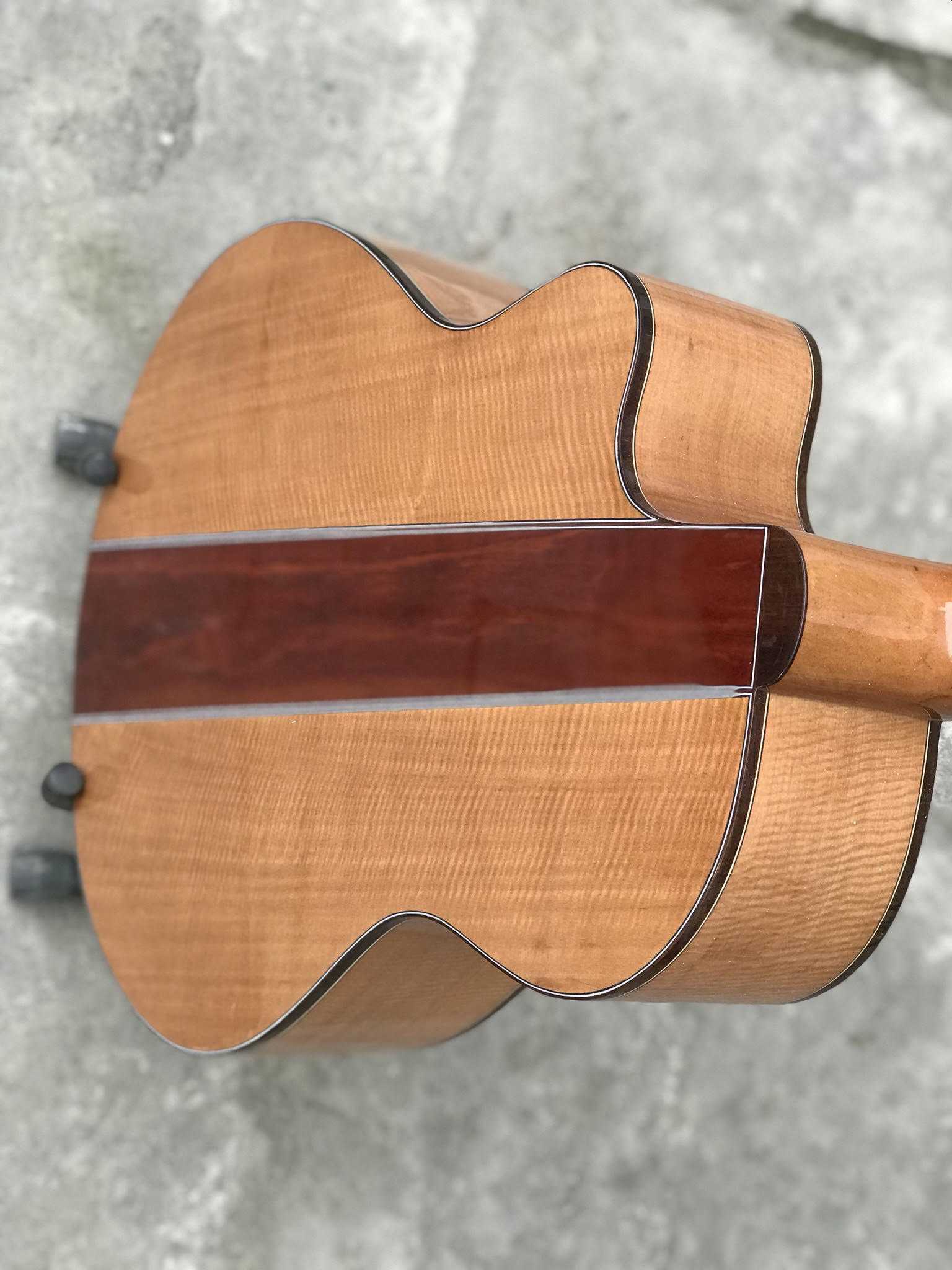 GUITAR ACOUSTIC GỖ MAPLE CƯỜM DÁNG A KHUYẾT