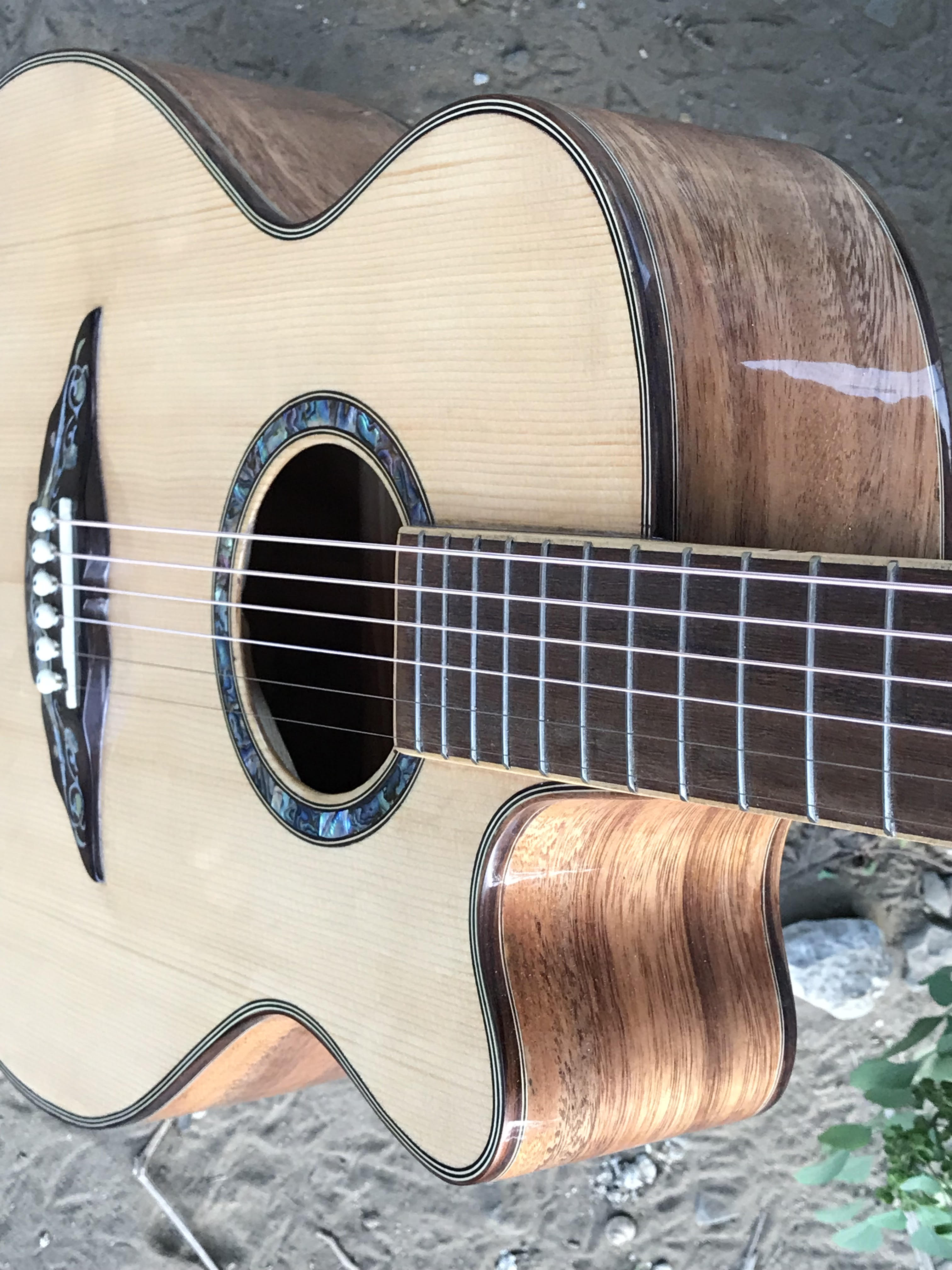 GUITAR ACOUSTIC GỖ ĐIỆP DÁNG A KHUYẾT CẨN ỐC VIP