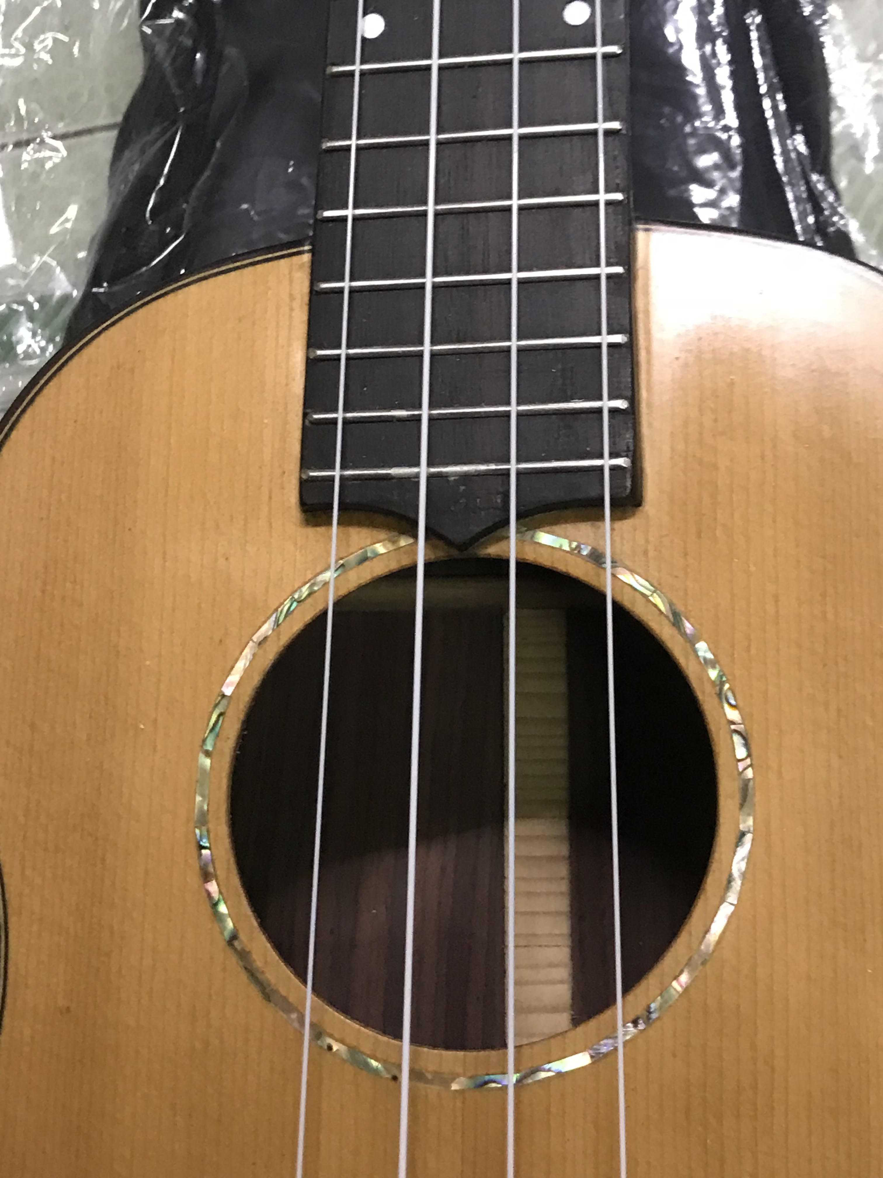 UKULELE GỖ CẨM ẤN