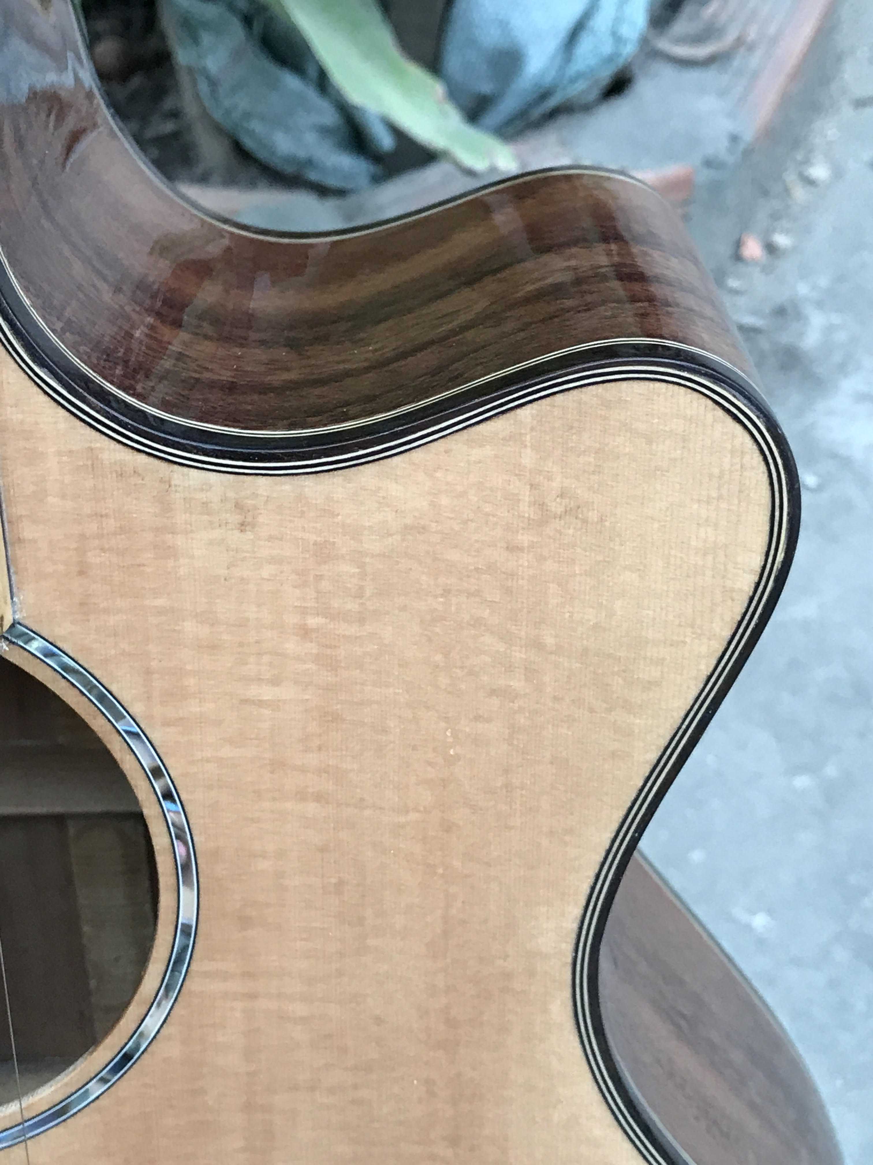 GUITAR ACOUSTIC GỖ ĐIỆP DÁNG A KHUYẾT VÁT TAY VÁT LƯNG