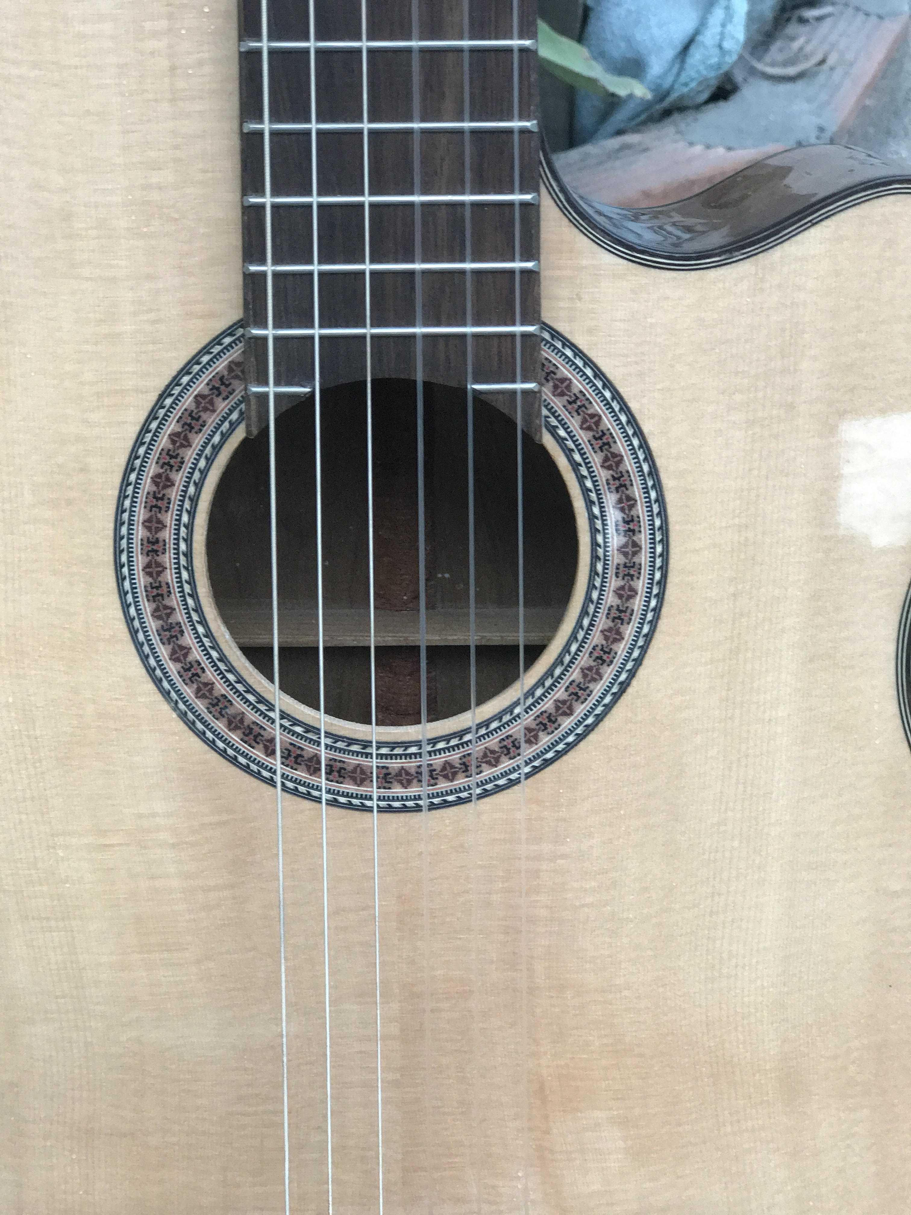 GUITAR GỖ BẰNG LĂNG CƯỜM KỸ DÁNG KHUYẾT