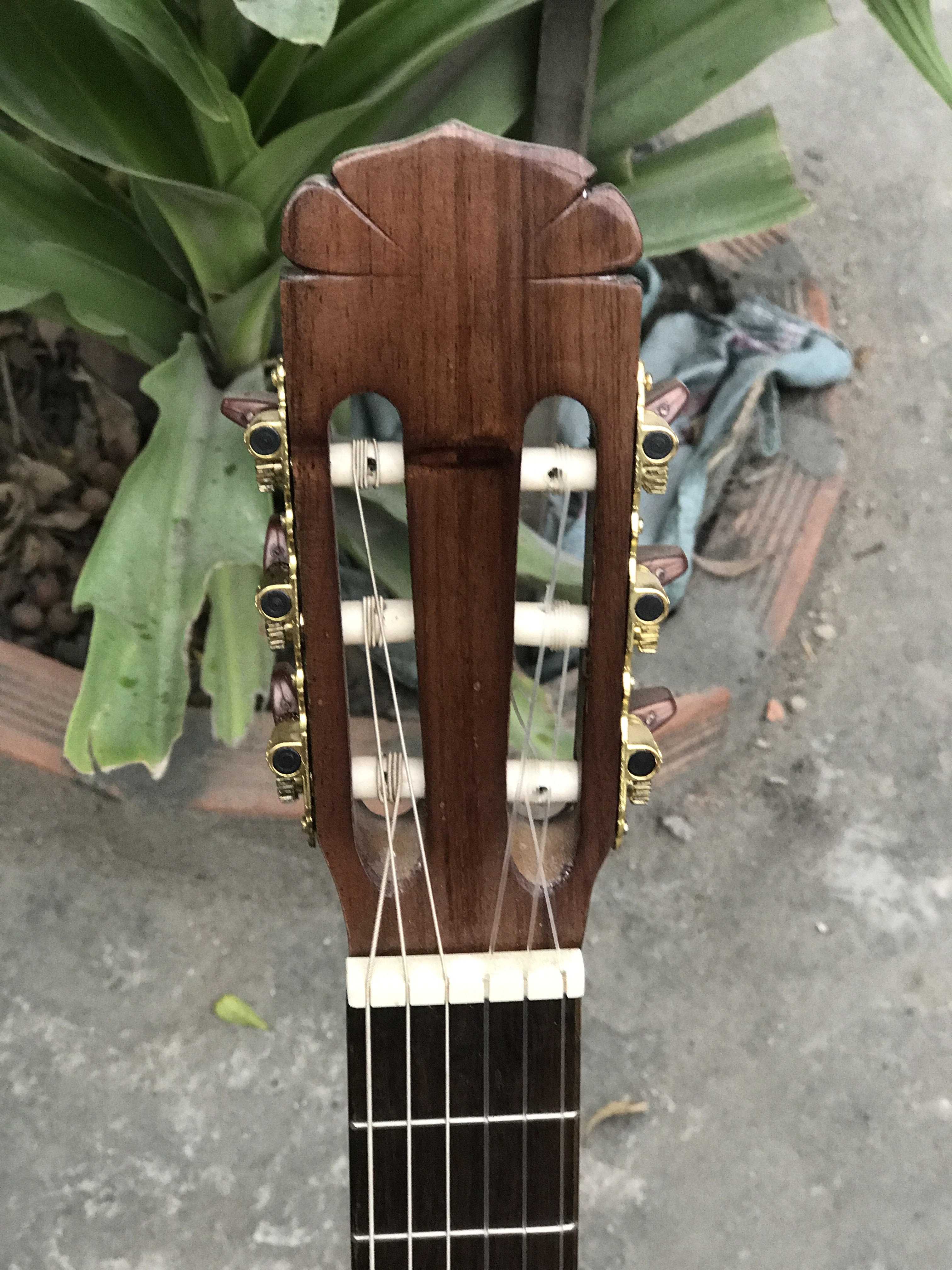 GUITAR GỖ BẰNG LĂNG CƯỜM KỸ DÁNG KHUYẾT